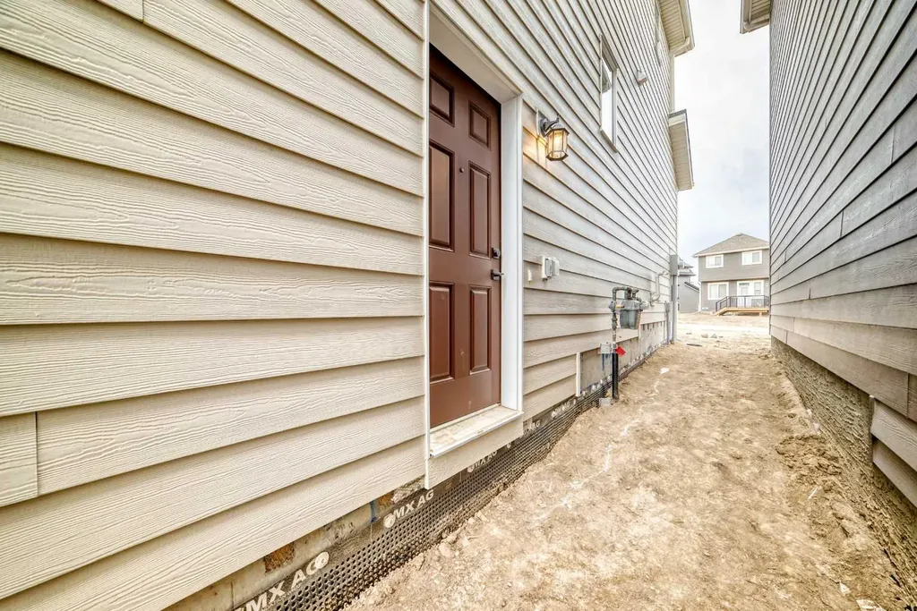 23 Magnolia Street SE Calgary AB T3M 4C8