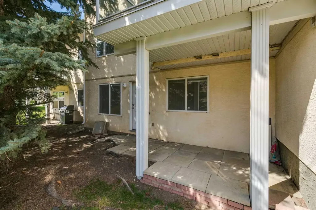 328 Prominence Heights SW Calgary AB T3H 2Z6