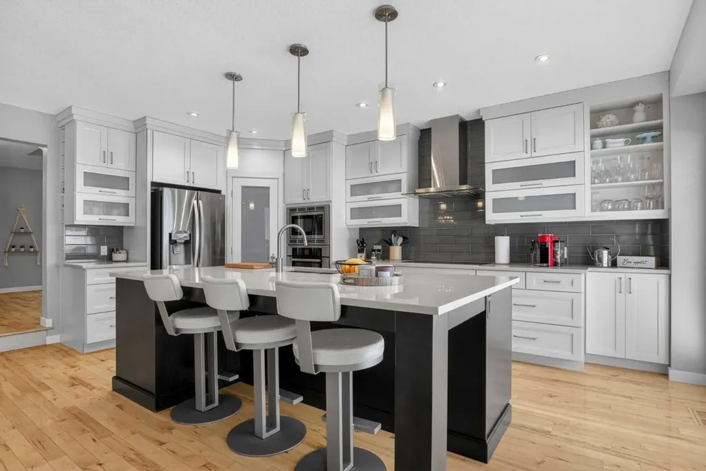 12 Wood Crescent SW Calgary AB T2W 4B4