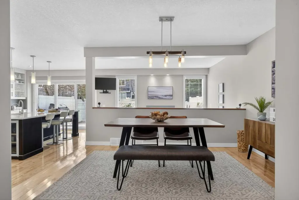 12 Wood Crescent SW Calgary AB T2W 4B4