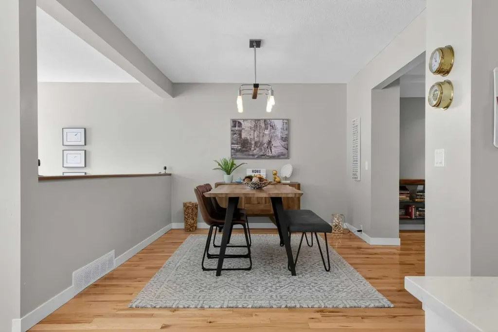 12 Wood Crescent SW Calgary AB T2W 4B4
