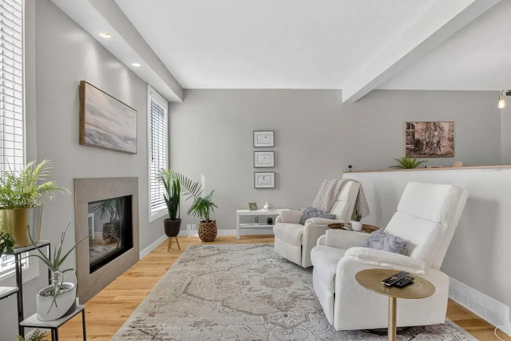 12 Wood Crescent SW Calgary AB T2W 4B4