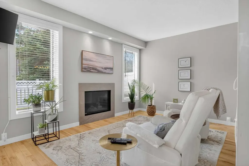 12 Wood Crescent SW Calgary AB T2W 4B4