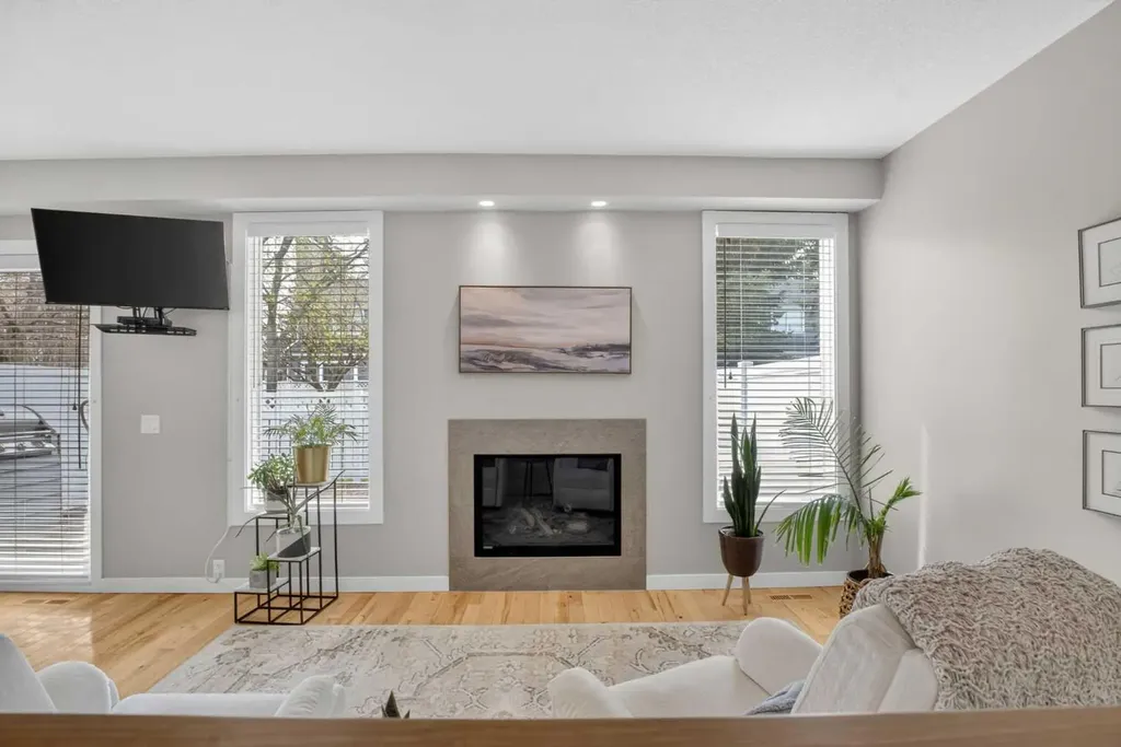 12 Wood Crescent SW Calgary AB T2W 4B4