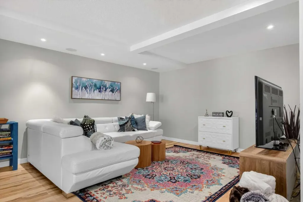 12 Wood Crescent SW Calgary AB T2W 4B4