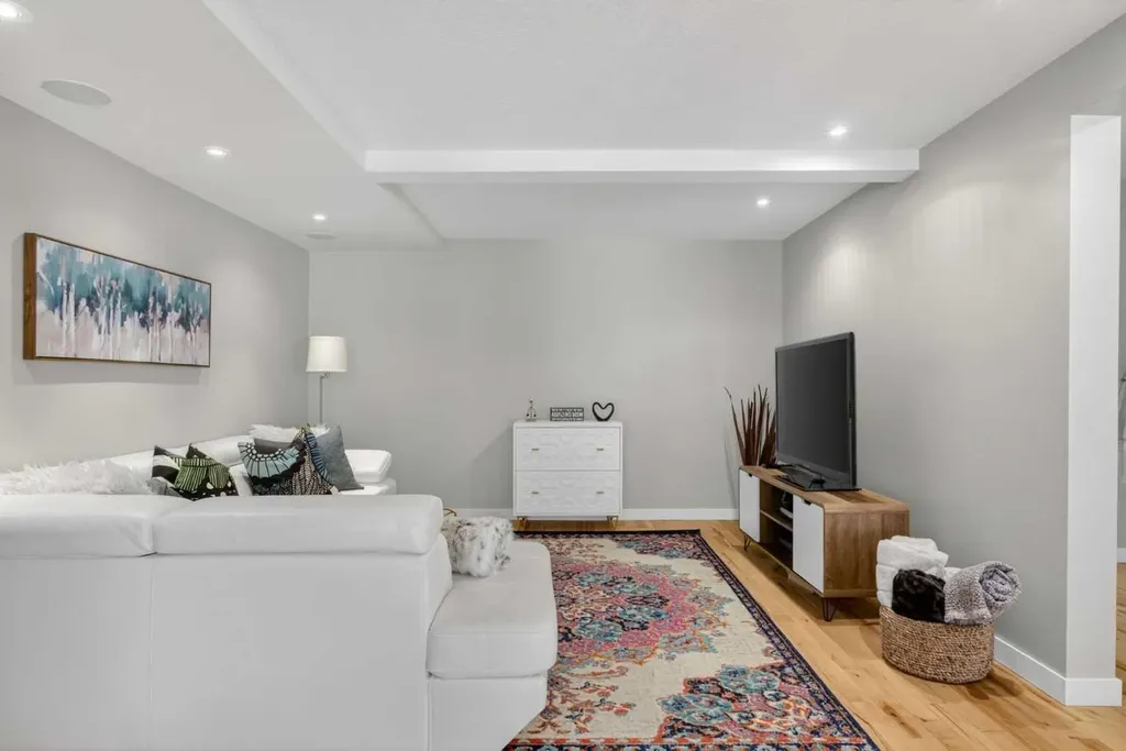 12 Wood Crescent SW Calgary AB T2W 4B4