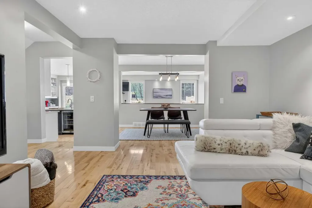 12 Wood Crescent SW Calgary AB T2W 4B4