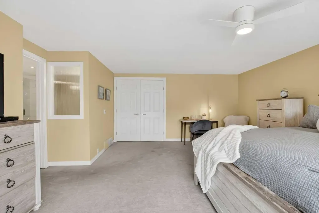 12 Wood Crescent SW Calgary AB T2W 4B4