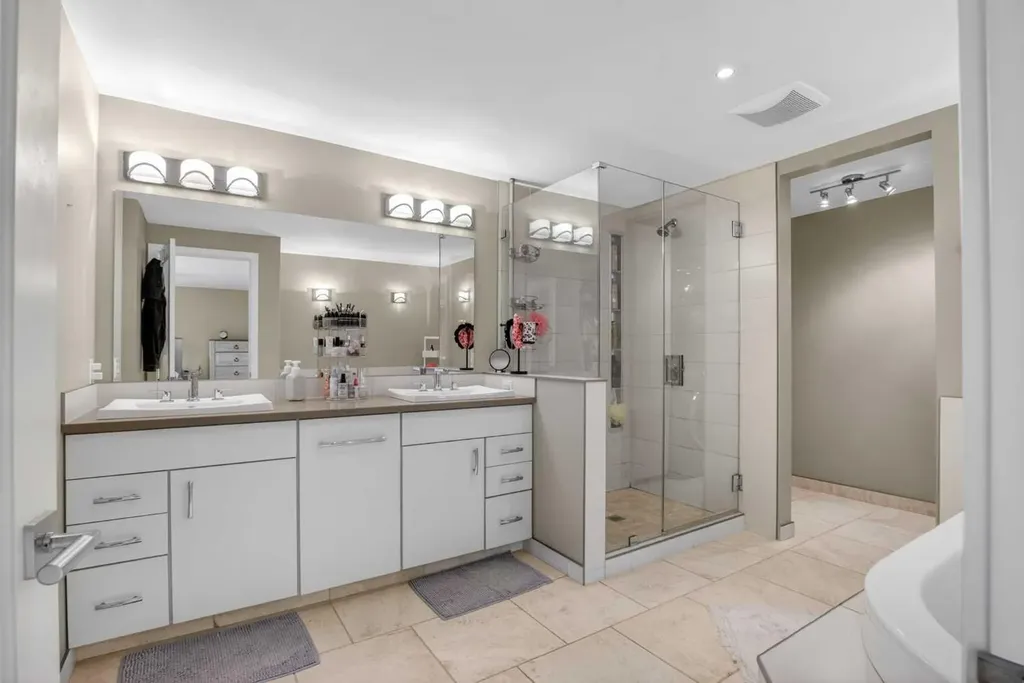 12 Wood Crescent SW Calgary AB T2W 4B4