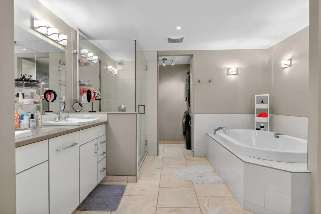 12 Wood Crescent SW Calgary AB T2W 4B4