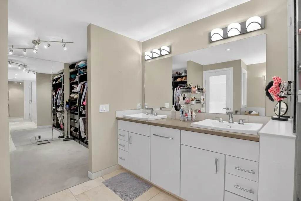 12 Wood Crescent SW Calgary AB T2W 4B4