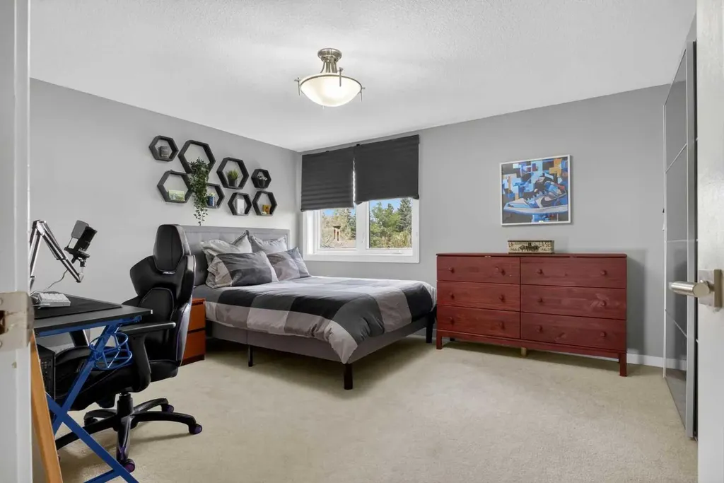 12 Wood Crescent SW Calgary AB T2W 4B4