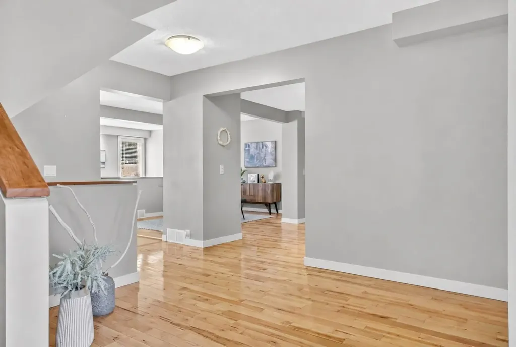 12 Wood Crescent SW Calgary AB T2W 4B4
