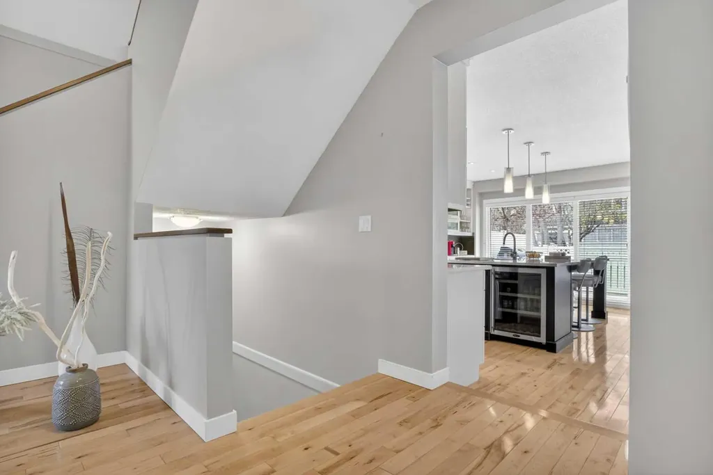 12 Wood Crescent SW Calgary AB T2W 4B4