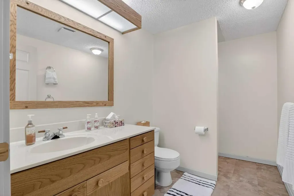 12 Wood Crescent SW Calgary AB T2W 4B4