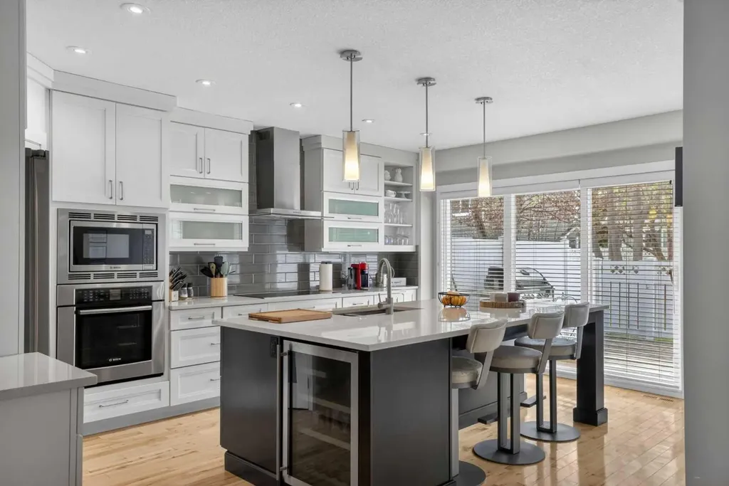 12 Wood Crescent SW Calgary AB T2W 4B4