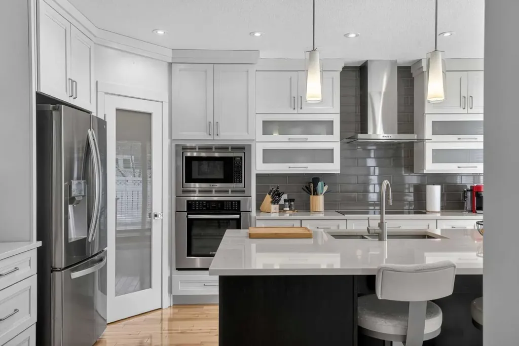 12 Wood Crescent SW Calgary AB T2W 4B4