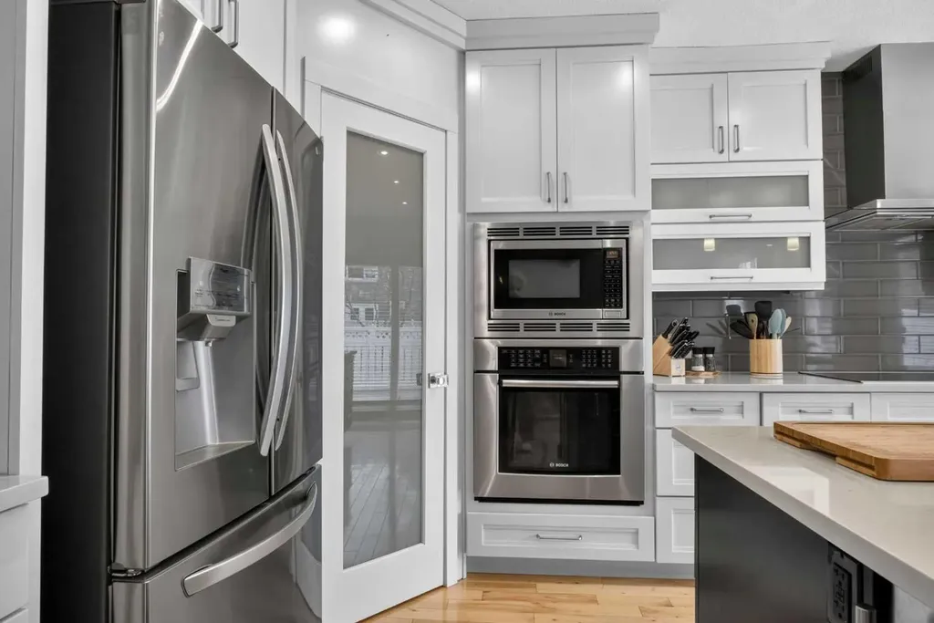 12 Wood Crescent SW Calgary AB T2W 4B4