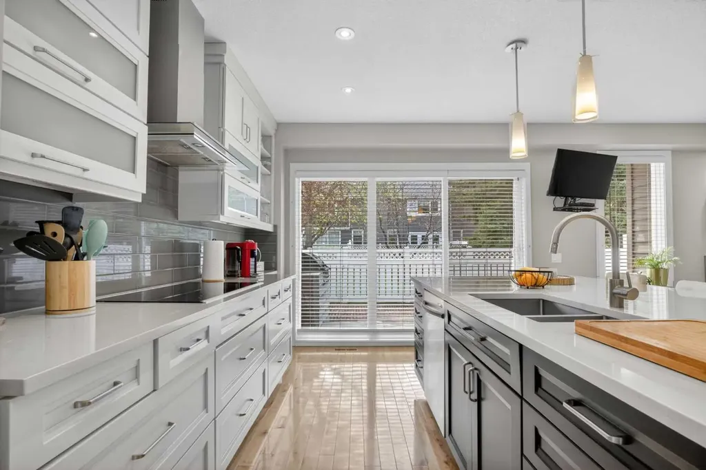 12 Wood Crescent SW Calgary AB T2W 4B4