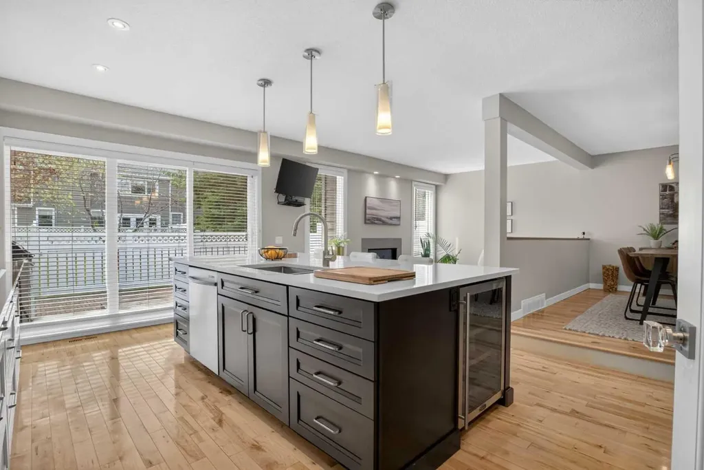 12 Wood Crescent SW Calgary AB T2W 4B4