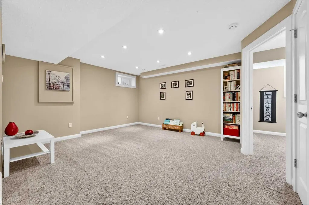 163 Ravenscroft Green SE Airdrie AB T4A 0H2