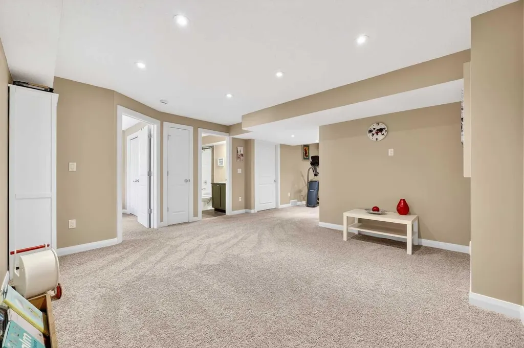 163 Ravenscroft Green SE Airdrie AB T4A 0H2