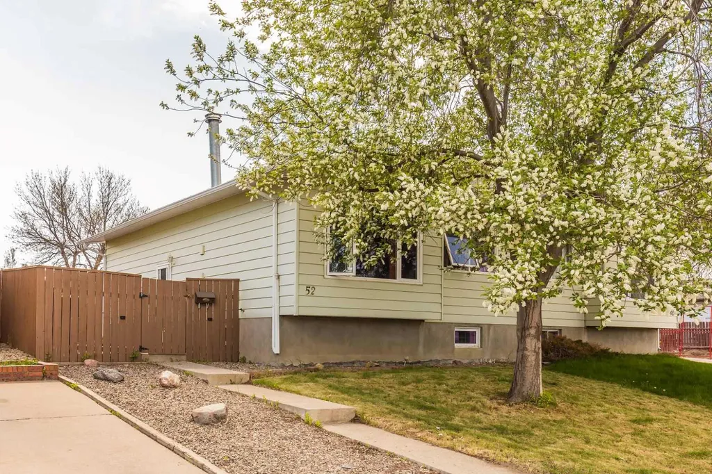 52 Trent Road W Lethbridge AB T1K 4N3