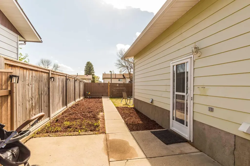 52 Trent Road W Lethbridge AB T1K 4N3