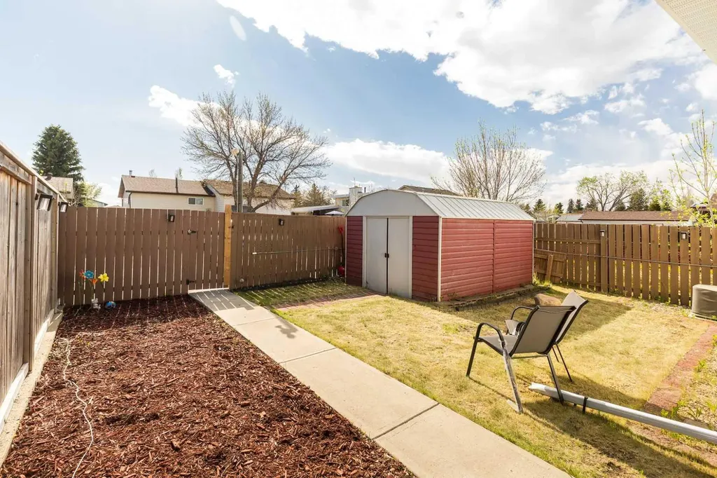 52 Trent Road W Lethbridge AB T1K 4N3