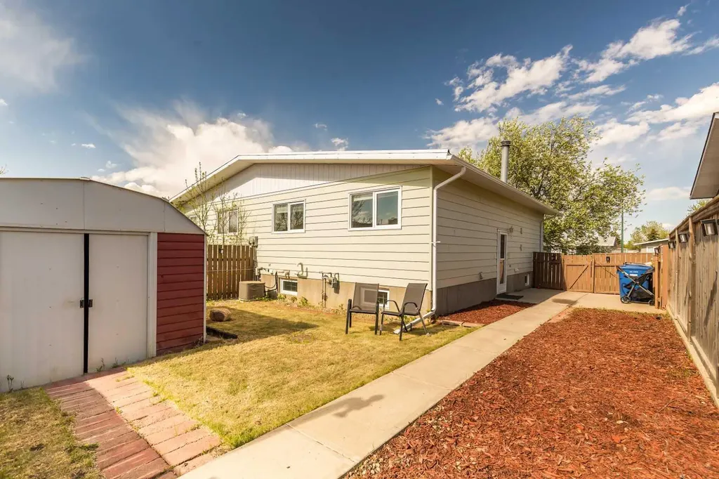 52 Trent Road W Lethbridge AB T1K 4N3