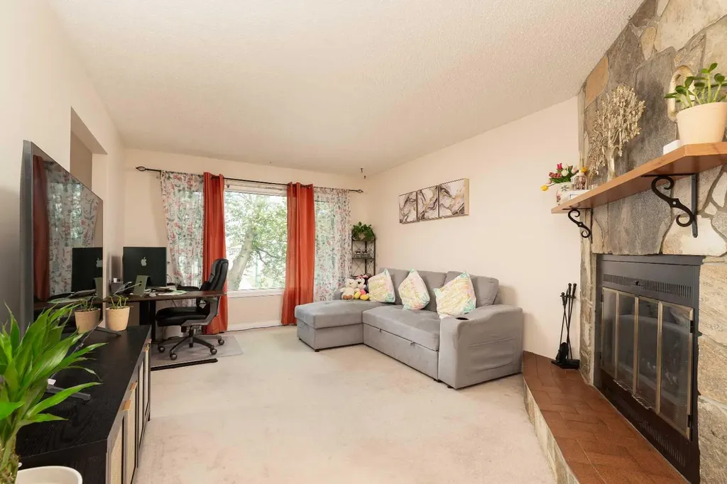 52 Trent Road W Lethbridge AB T1K 4N3