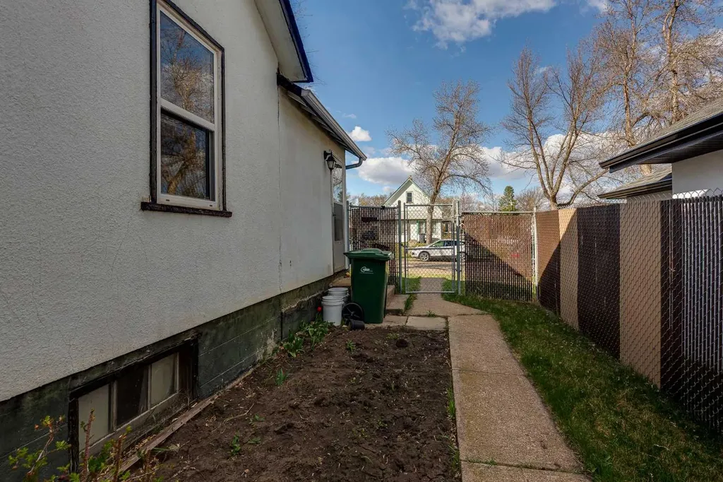 5013 54 Avenue Ponoka AB T4J 1H2