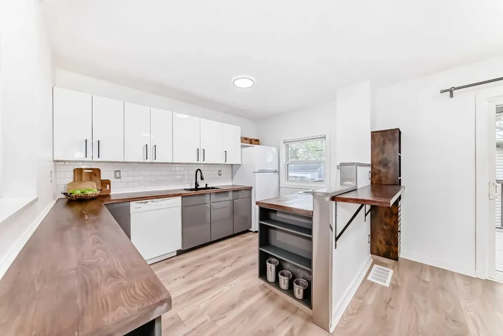3240 Dovercliffe Road SE Calgary AB T2B 1W2