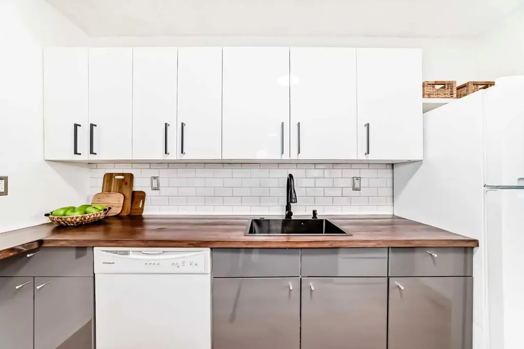 3240 Dovercliffe Road SE Calgary AB T2B 1W2