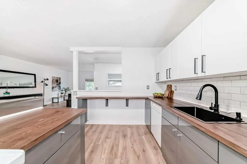 3240 Dovercliffe Road SE Calgary AB T2B 1W2
