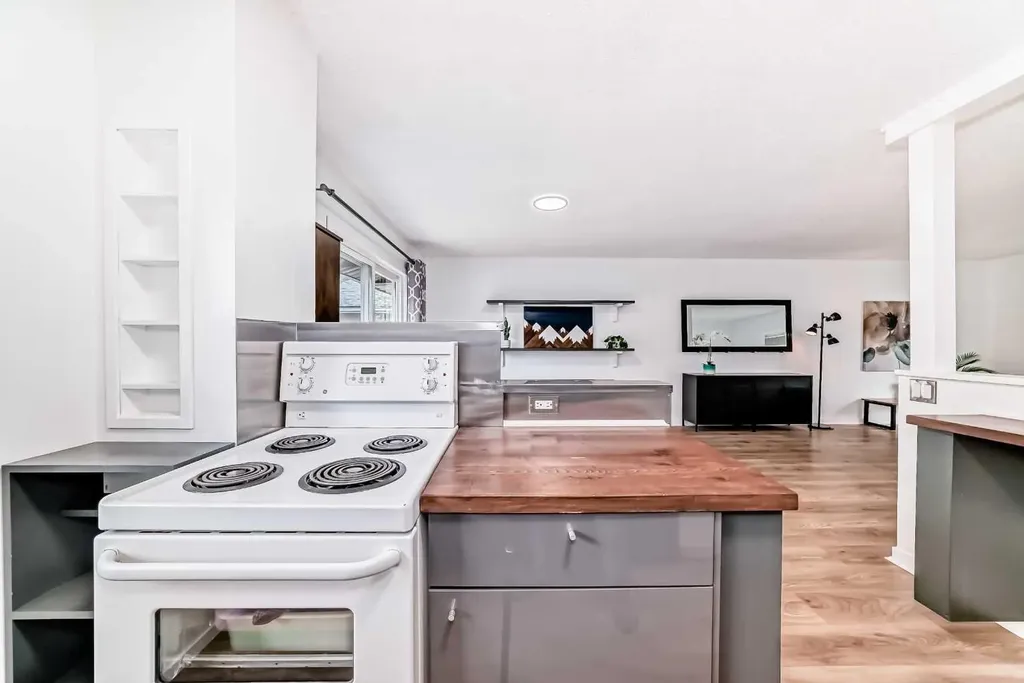3240 Dovercliffe Road SE Calgary AB T2B 1W2