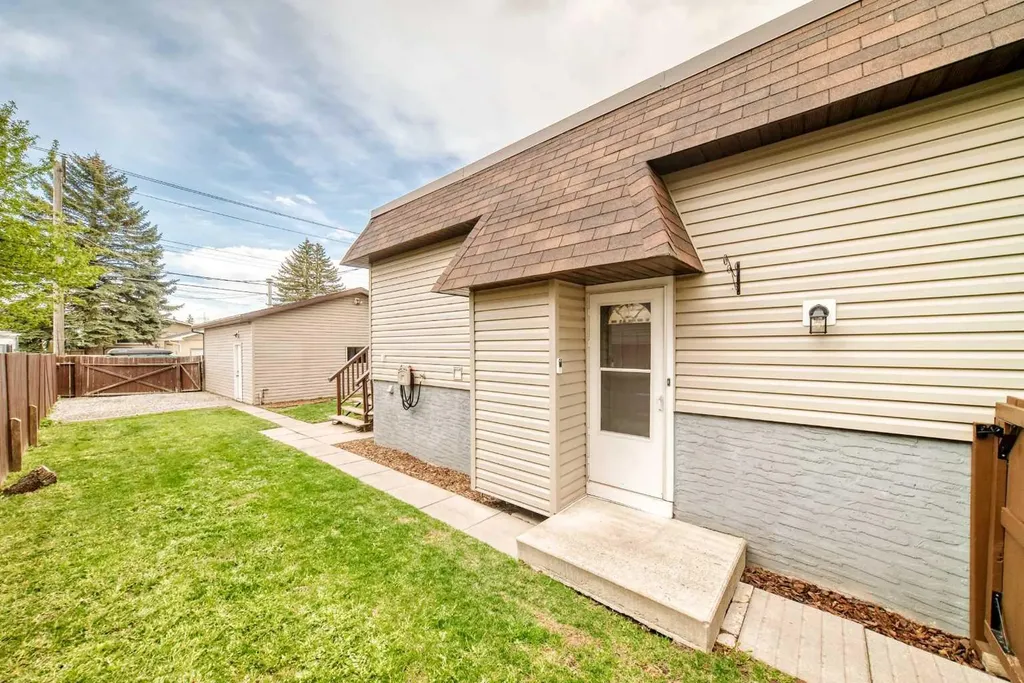 3240 Dovercliffe Road SE Calgary AB T2B 1W2