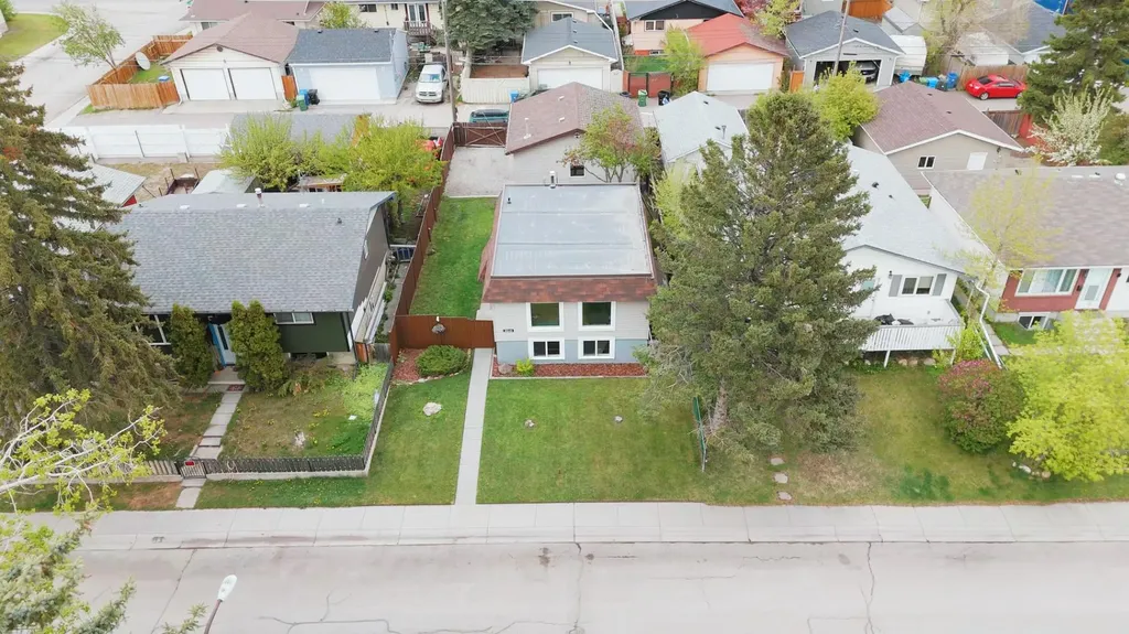 3240 Dovercliffe Road SE Calgary AB T2B 1W2