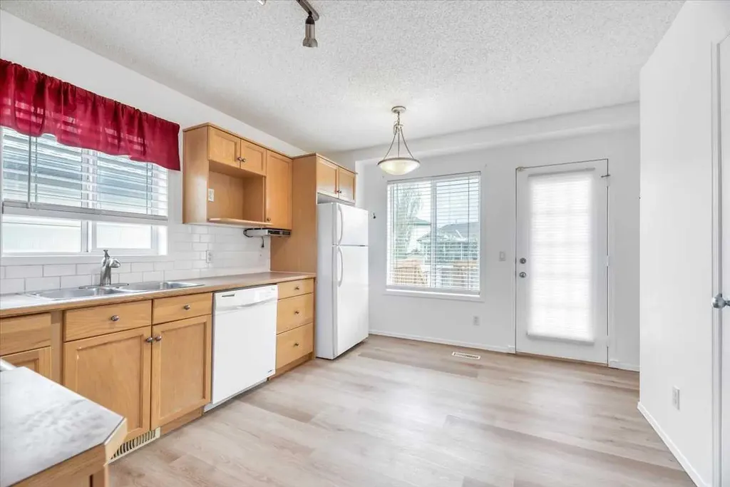 956 Silver Creek Drive NW Airdrie AB T4B 2R6