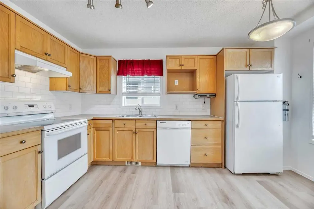 956 Silver Creek Drive NW Airdrie AB T4B 2R6