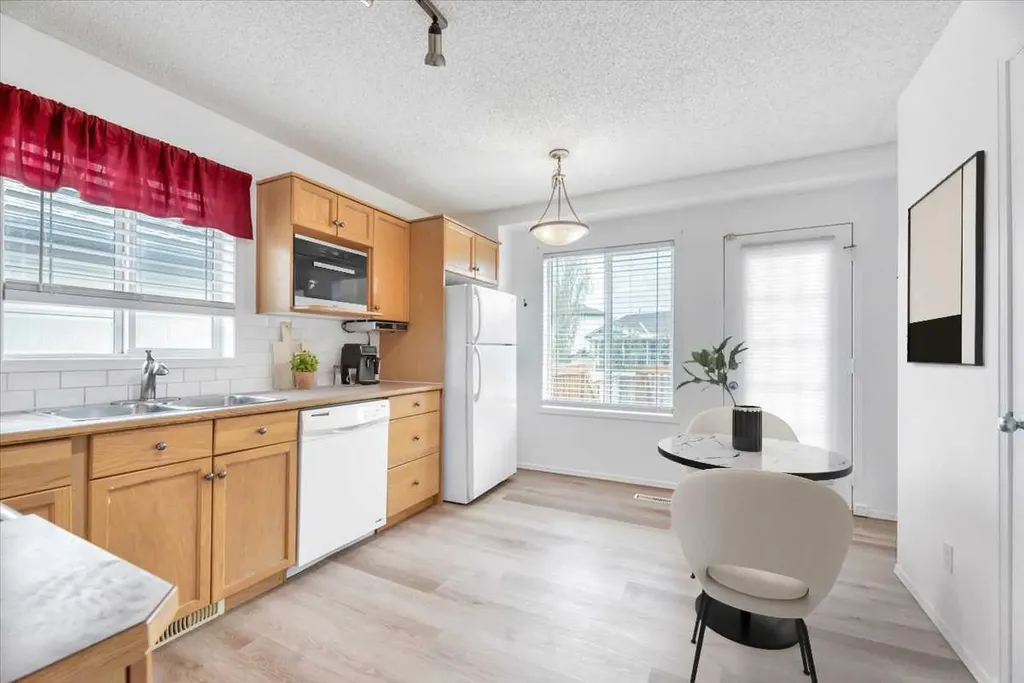 956 Silver Creek Drive NW Airdrie AB T4B 2R6