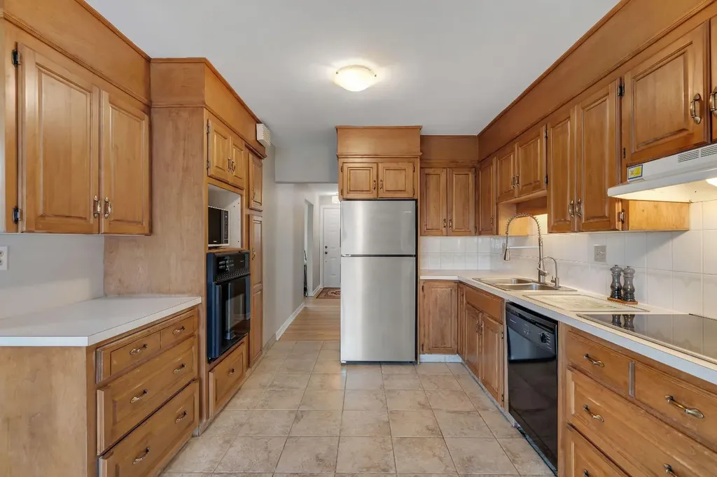 254 Hendon Drive NW Calgary AB T2K 1Z5