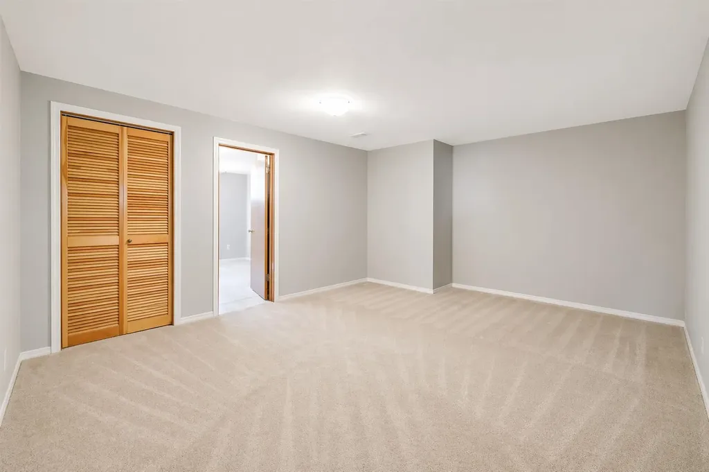 254 Hendon Drive NW Calgary AB T2K 1Z5