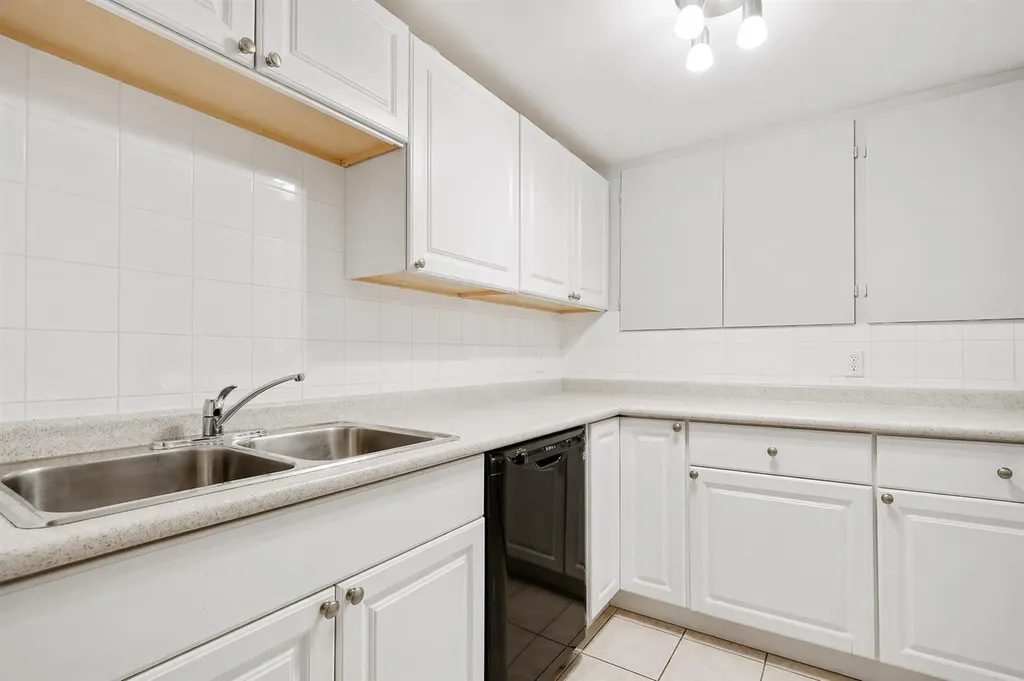 254 Hendon Drive NW Calgary AB T2K 1Z5