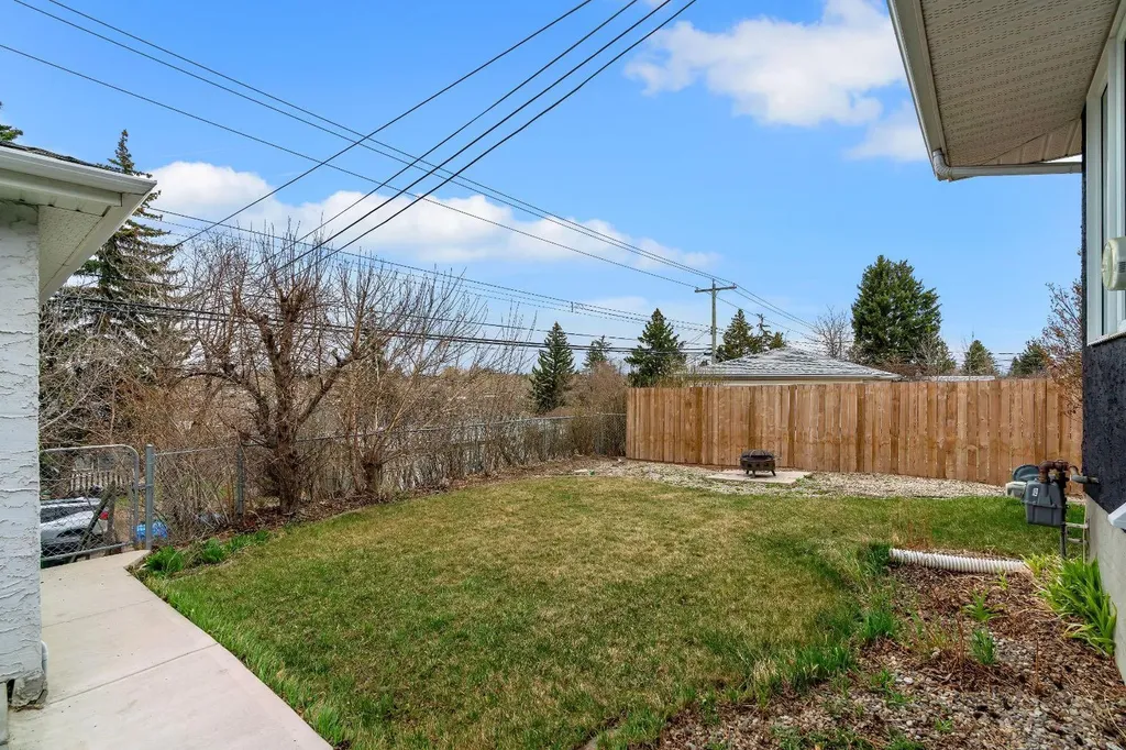 254 Hendon Drive NW Calgary AB T2K 1Z5