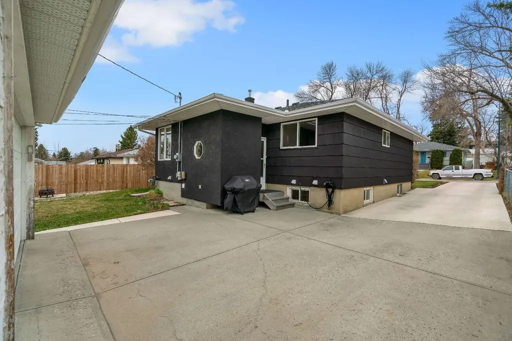 254 Hendon Drive NW Calgary AB T2K 1Z5