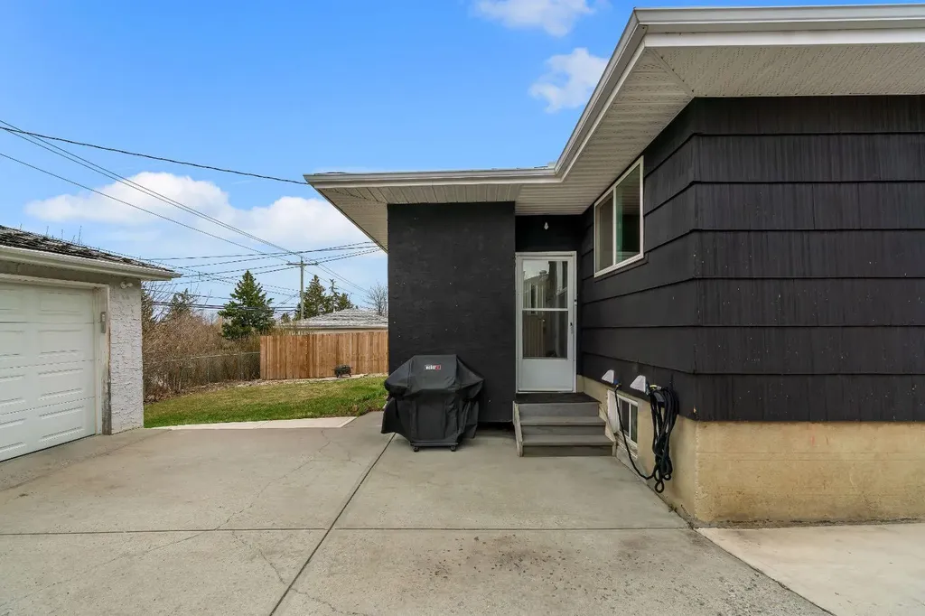 254 Hendon Drive NW Calgary AB T2K 1Z5