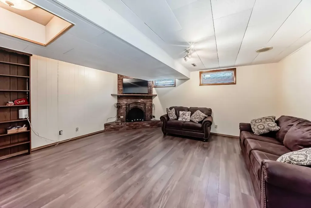 5007 Vallance Crescent NW Calgary AB T3A 0T7