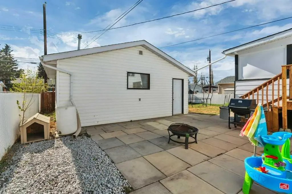 5220 Lawton Avenue Blackfalds AB T0M 0J0