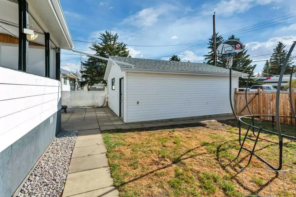 5220 Lawton Avenue Blackfalds AB T0M 0J0